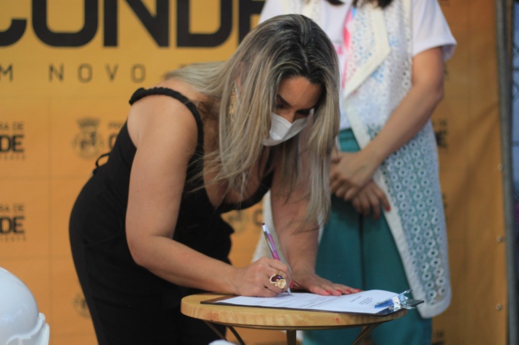 PREFEITA KARLA PIMENTEL ASSINA ORDEM DE SERVIÇO PARA REFORMAR CENTRO DE REABILITAÇÃO FÍSICA DE CONDE