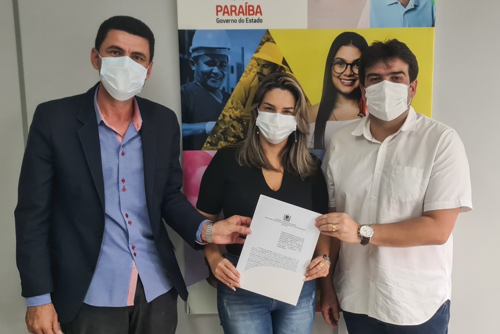 PREFEITA DE CONDE ASSINA CONVÊNIO PARA CONSTRUÇÃO DO CENTRO DE ATENDIMENTO AO TURISTA (CAT)