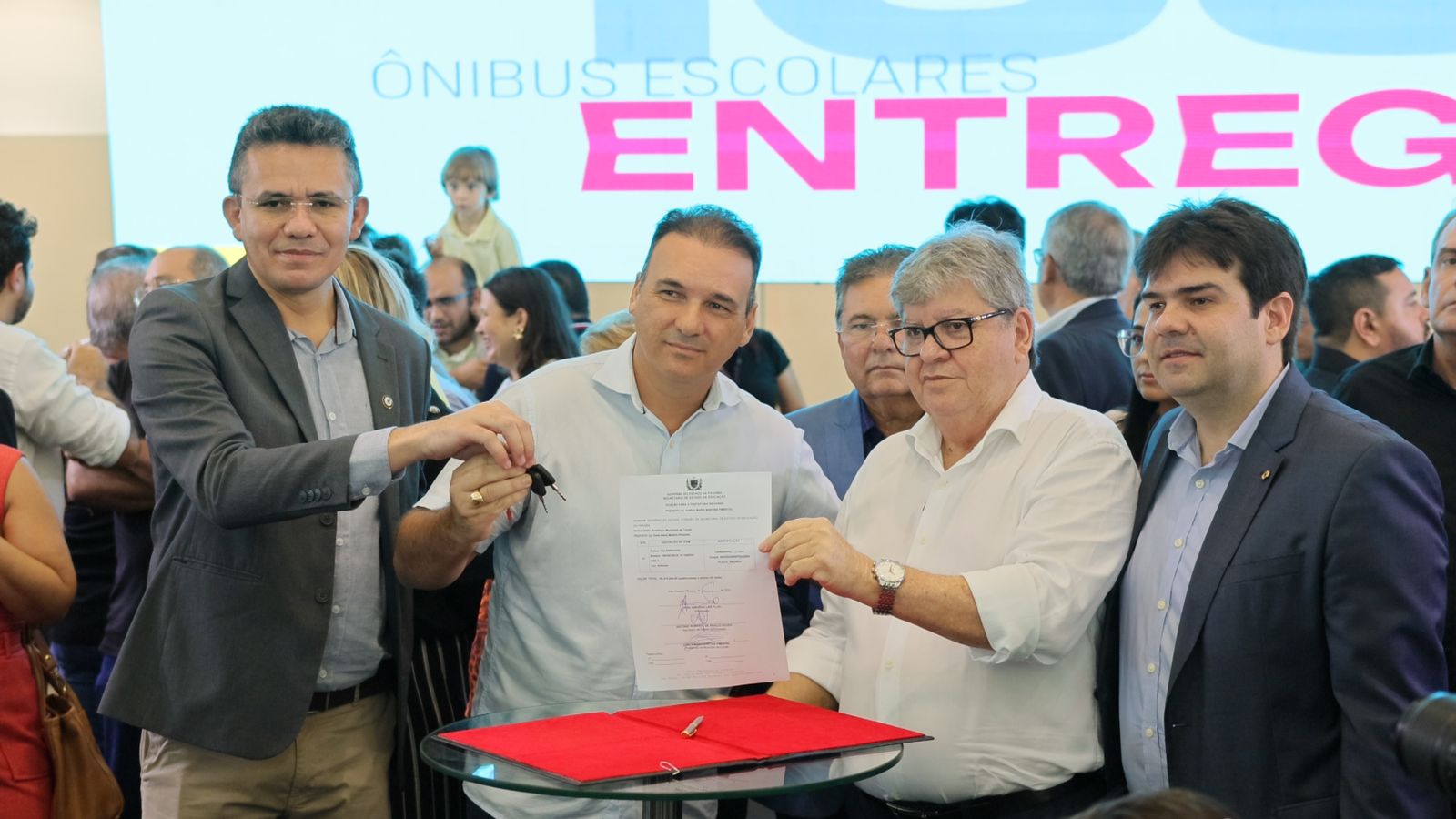 Estudantes da rede municipal de Conde são beneficiados com novo ônibus escolar