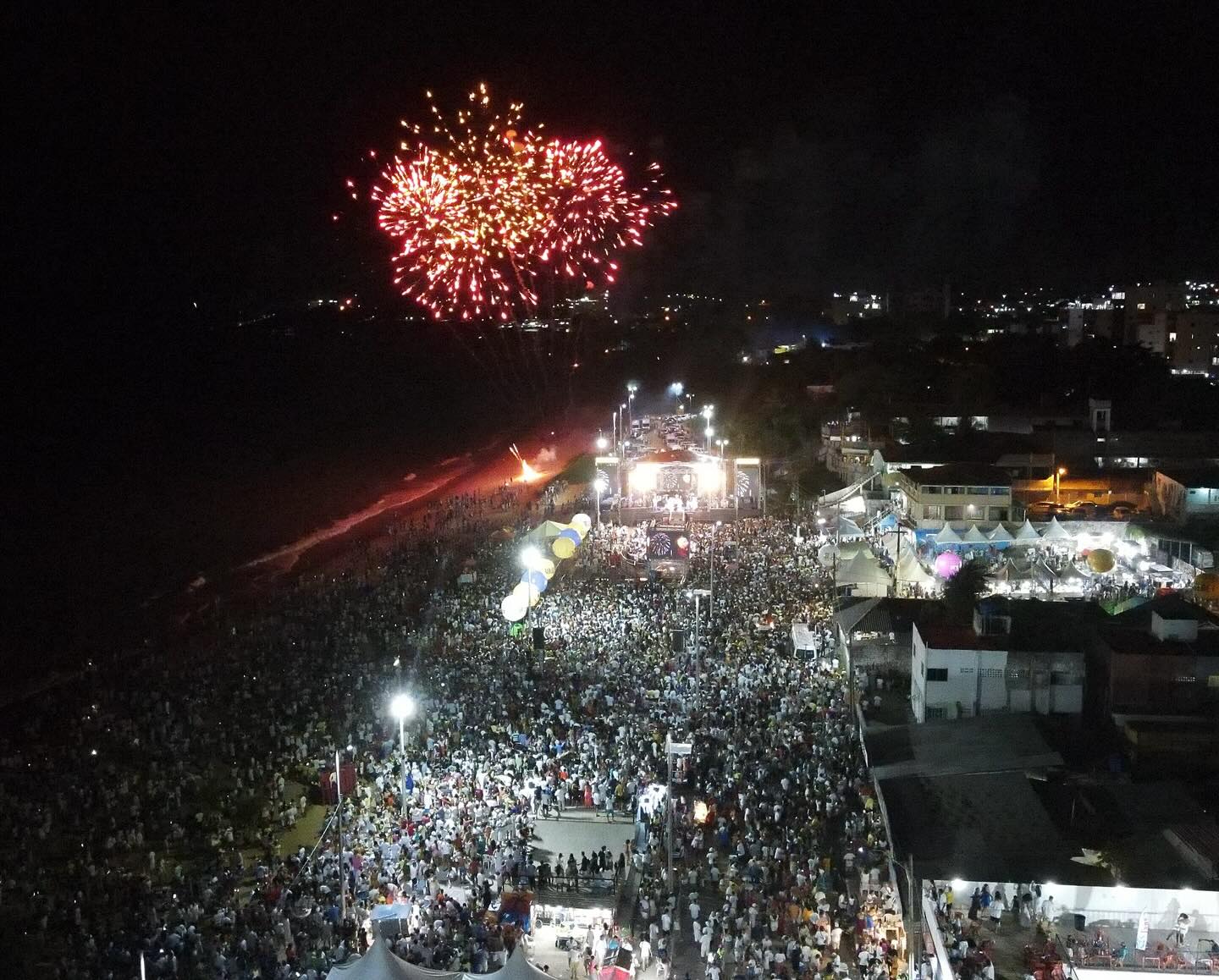 Praça do Mar recebe grande público para celebrar a chegada de 2024 na Praia de Jacumã em Conde