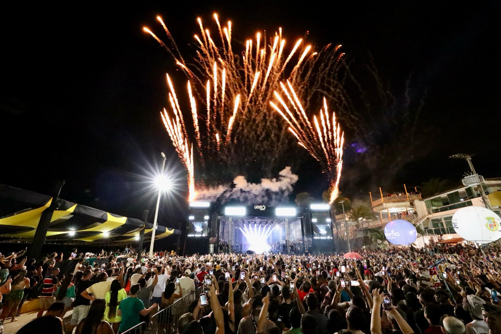 Verão 2024: Shows de Mari Fernandez, Samya Maia, Alice Thayane e Felipe Farra contagiam o público na Praia de Jacumã em Conde
