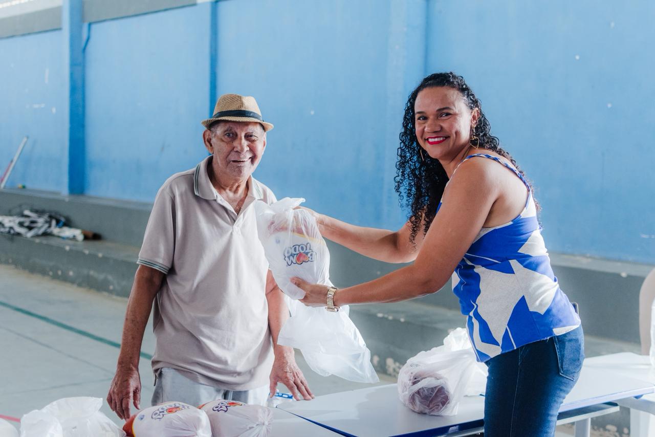 Conde realiza entrega da Ave Natalina em todas as comunidades e beneficia quase 10 mil famílias